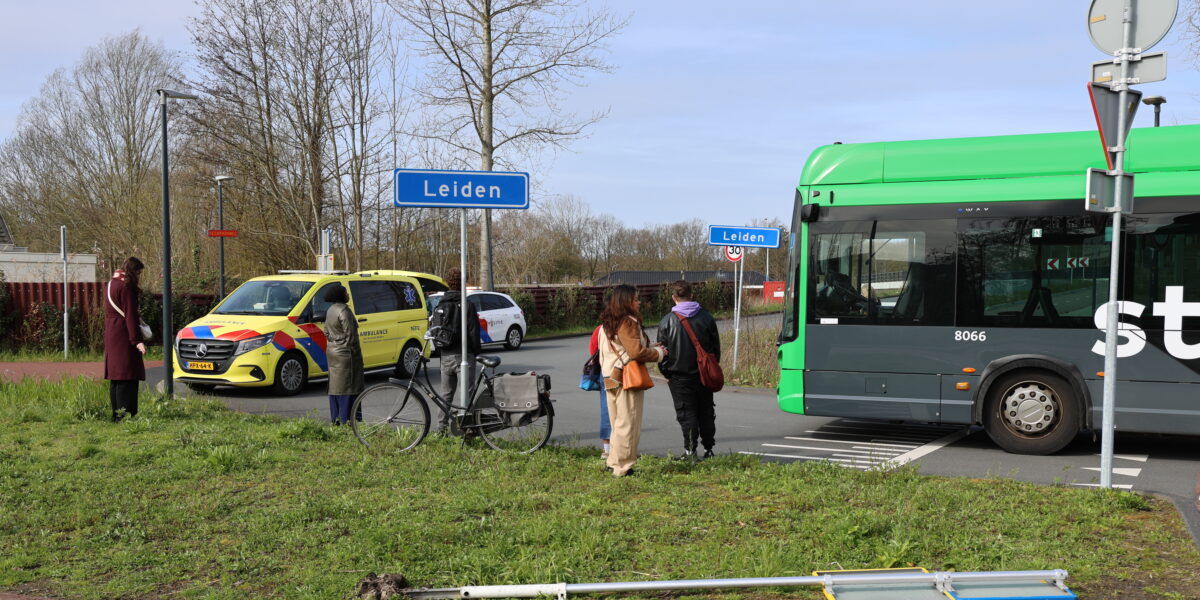 Fietser geschept op de kruising van de Hugo de Vrieslaan: autoverkeer gestremd