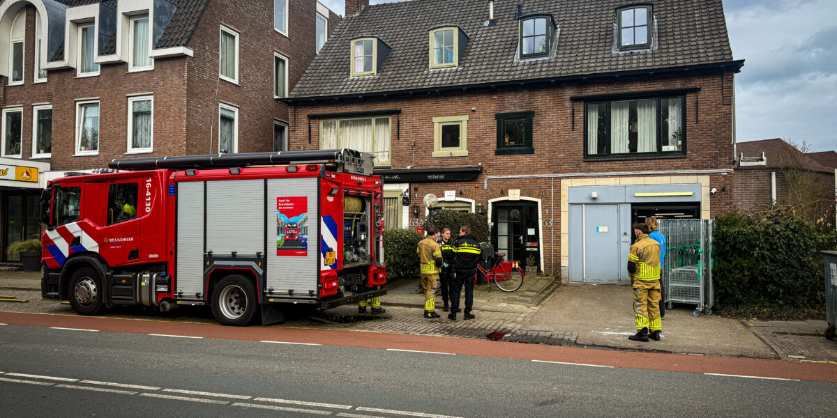 Brandweer rukt uit voor gaslucht in supermarkt Oegstgeest