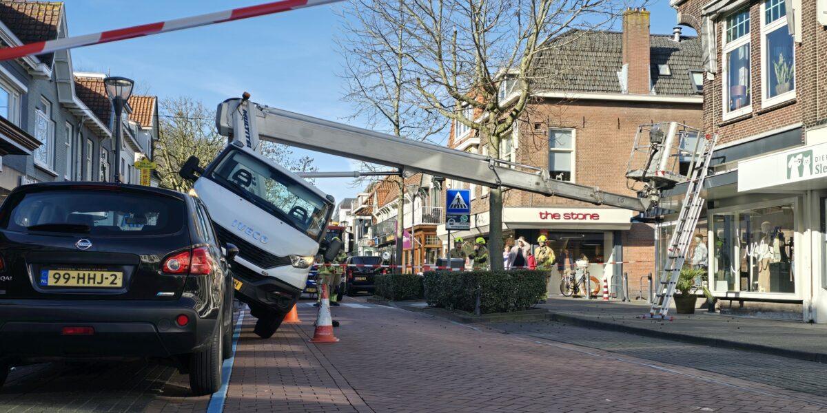 Hoogwerker valt tegen winkelpand in Oegstgeest