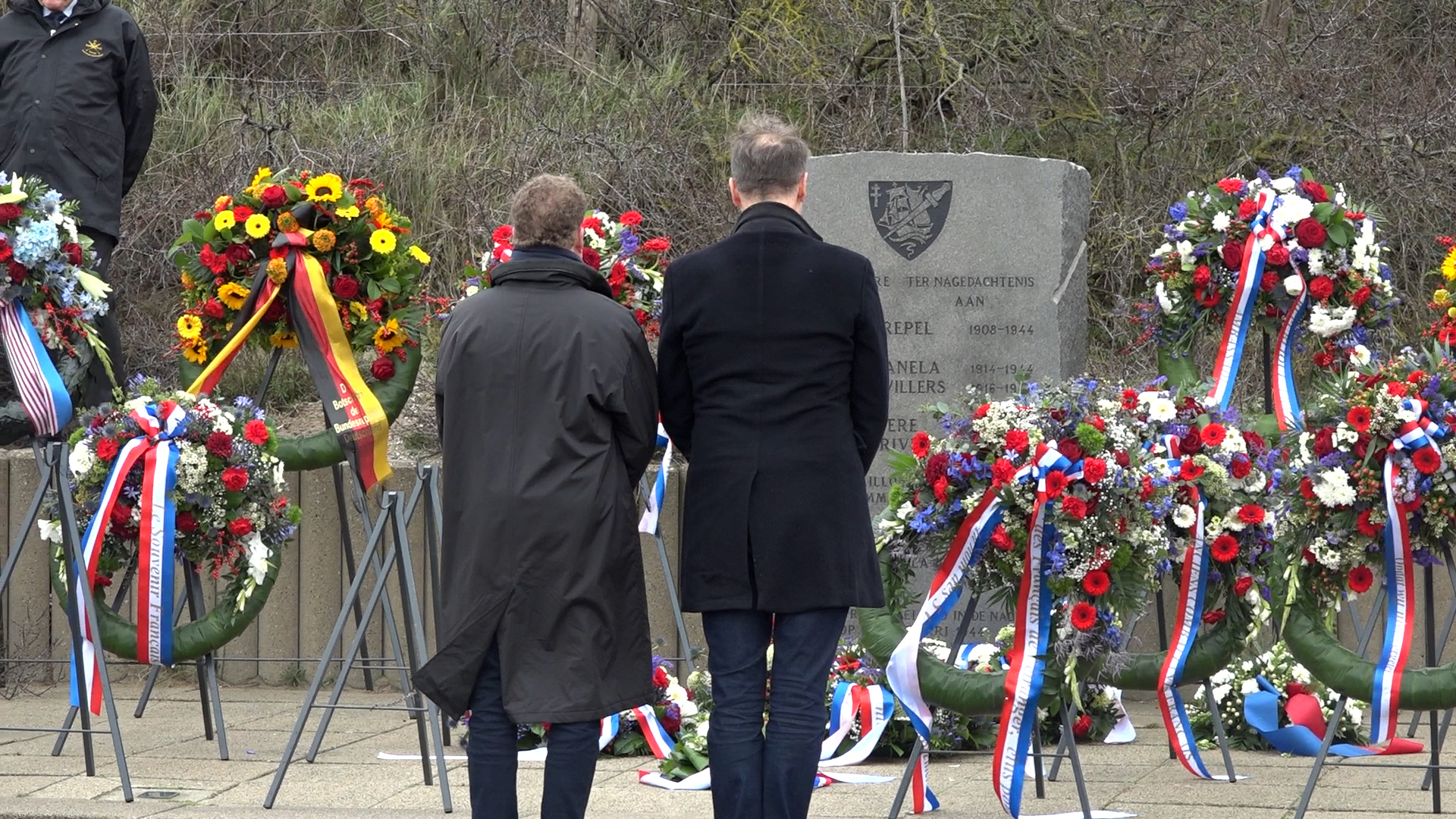 De Wassenaarse Oranjevereniging legde ook een krans bij het monument