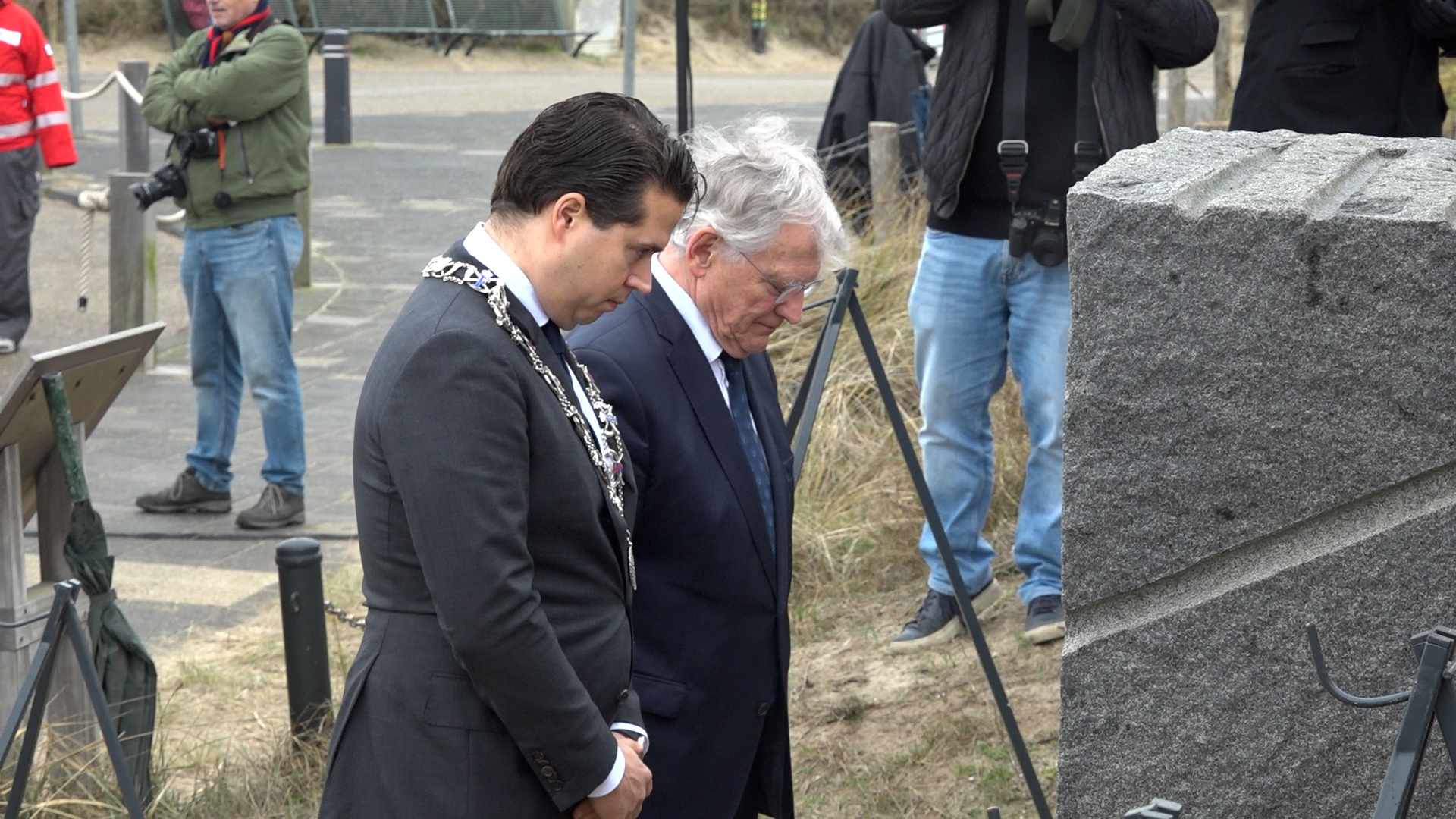 Namens de gemeente legden locoburgemeester Laurens van Doeveren en wethouder Ritske Bloemendaal een krans
