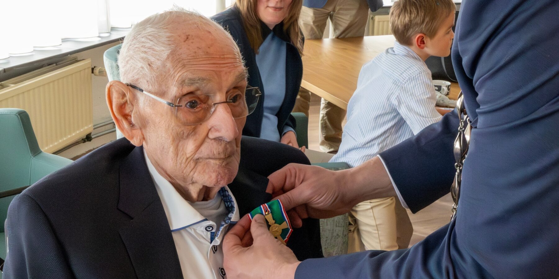 Veteraan Jan Stoop krijgt onderscheiding.