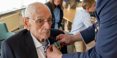 Veteraan Jan Stoop krijgt onderscheiding.