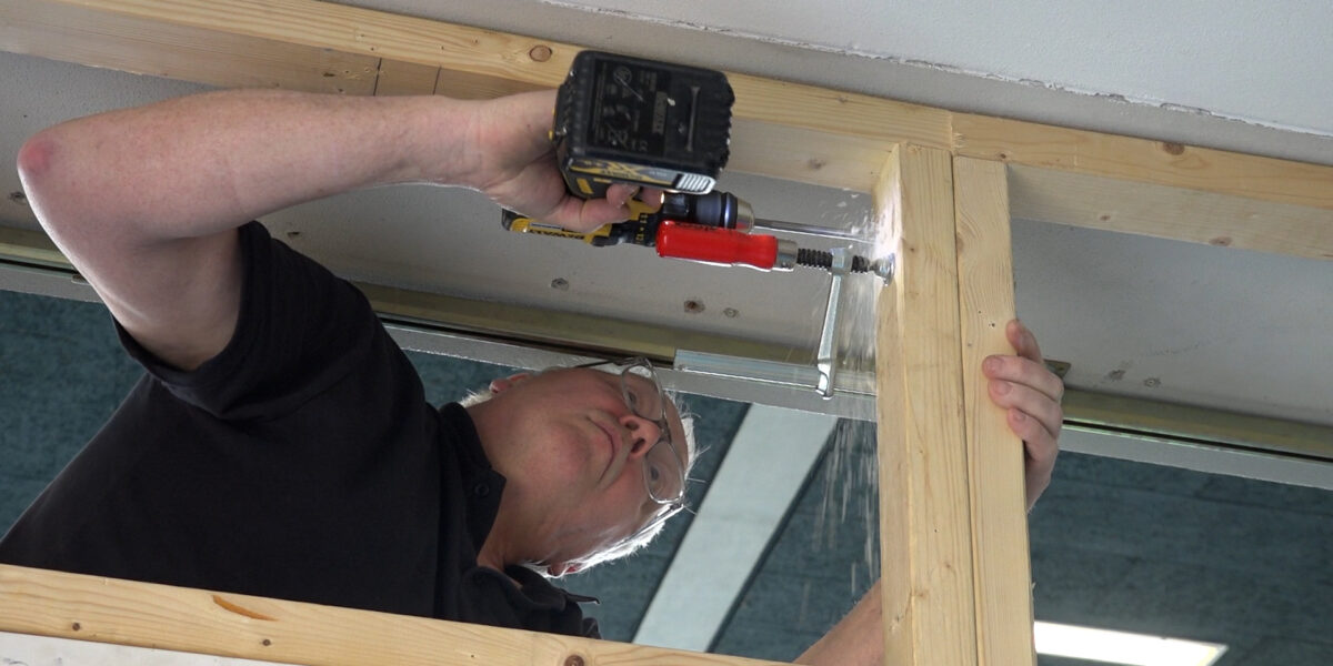 Achter de schermen van de verkiezingen: opbouw van stemlokalen in Oegstgeest