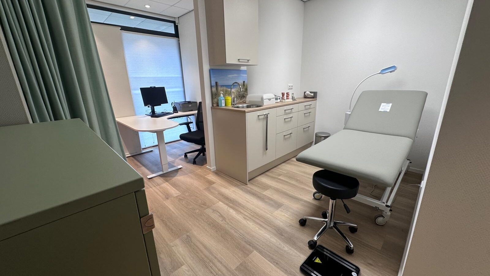 Onderzoekskamer in de nieuwe huisartsenpraktijk aan de Vrijheidslaan in Leiden