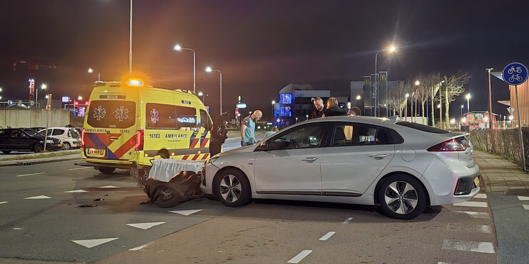 De auto en scooter kwamen bij de uitrit met elkaar in botsing. (Foto: AS Media).