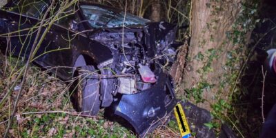 Auto tegen boom. Eenzijdig ongeval IJsselmeerlaan in Leiden.