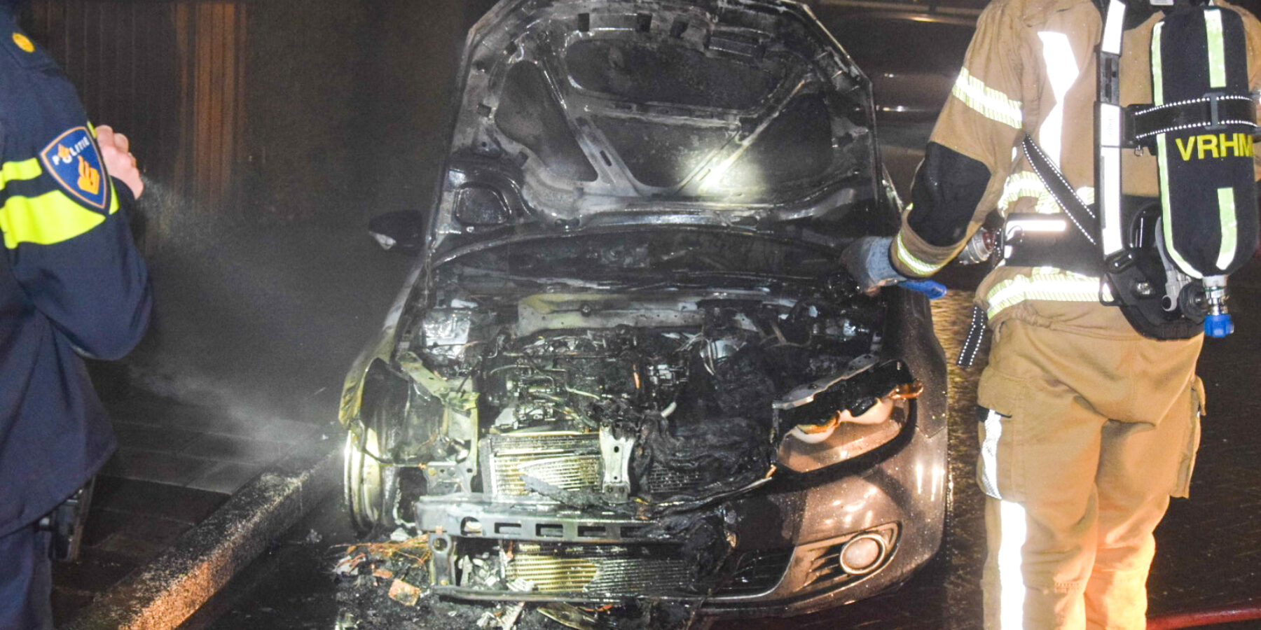 De auto aan de Papaverlaan in Oegstgeest is volledig uitgebrand.