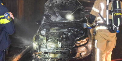 De auto aan de Papaverlaan in Oegstgeest is volledig uitgebrand.