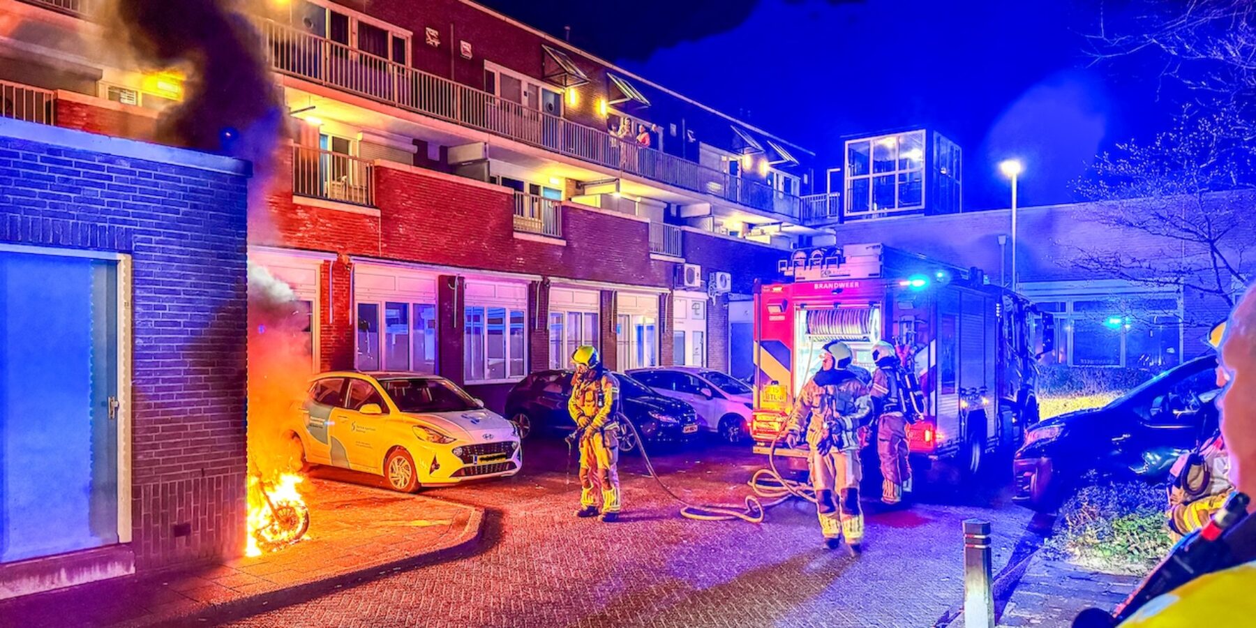 Brandweer blust scooter aan Karolusgulden in Leiderdorp.