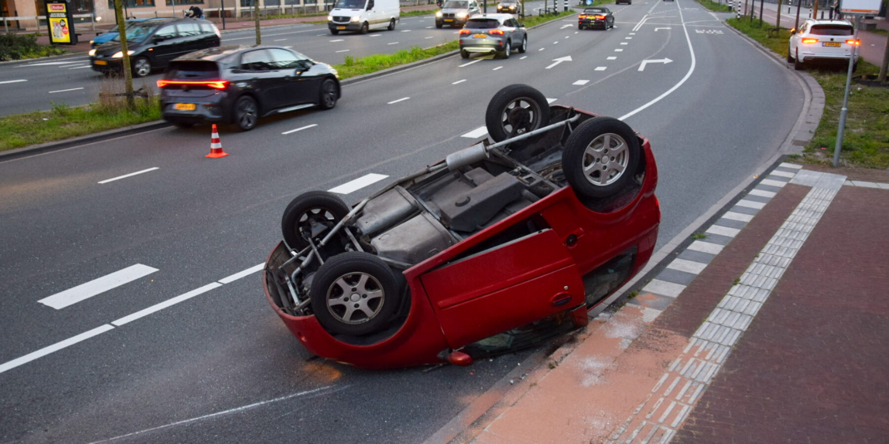 Brommobiel op zijn kant op Schipholweg in Leiden.