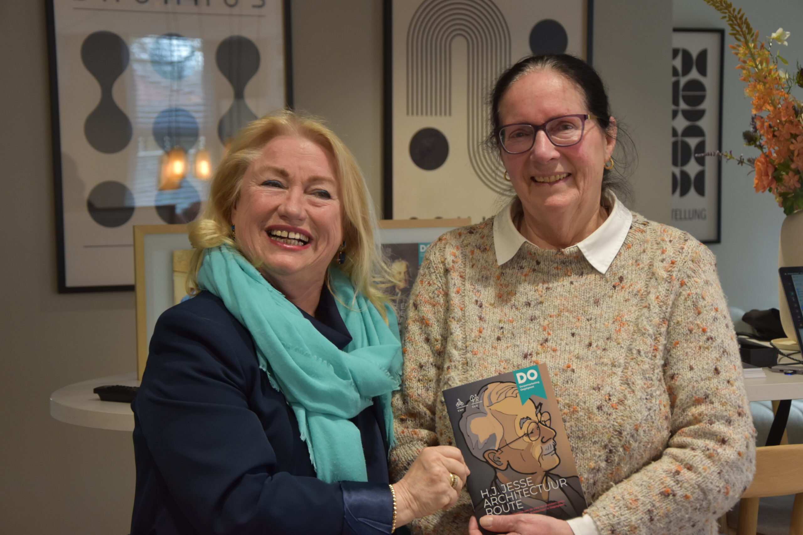Anneke Jesse krijg het eerste exemplaar van het routeboekje overhandigd. (Foto: Peter van Delft)