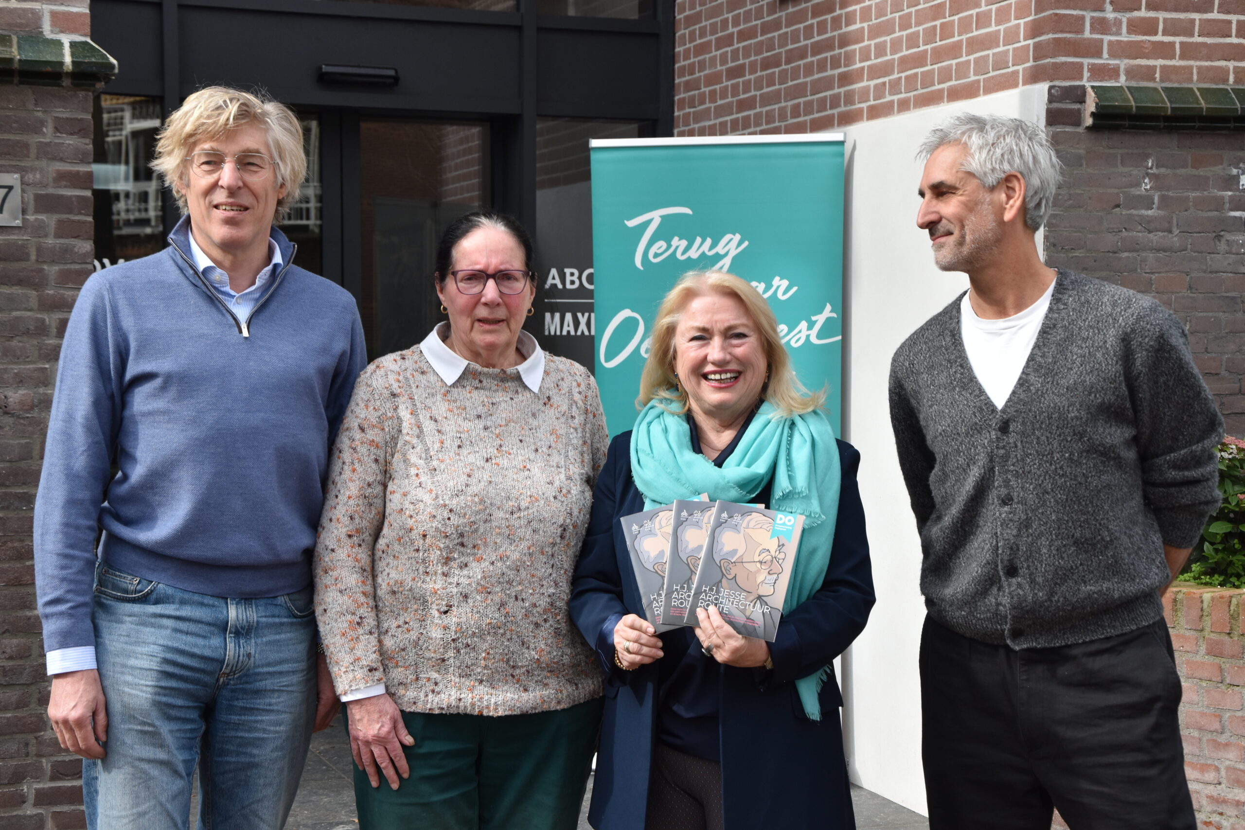 Uitreiking van het Jesse routeboekje aan drie kleinkinderen van de architect. (Foto: Peter van Delft)