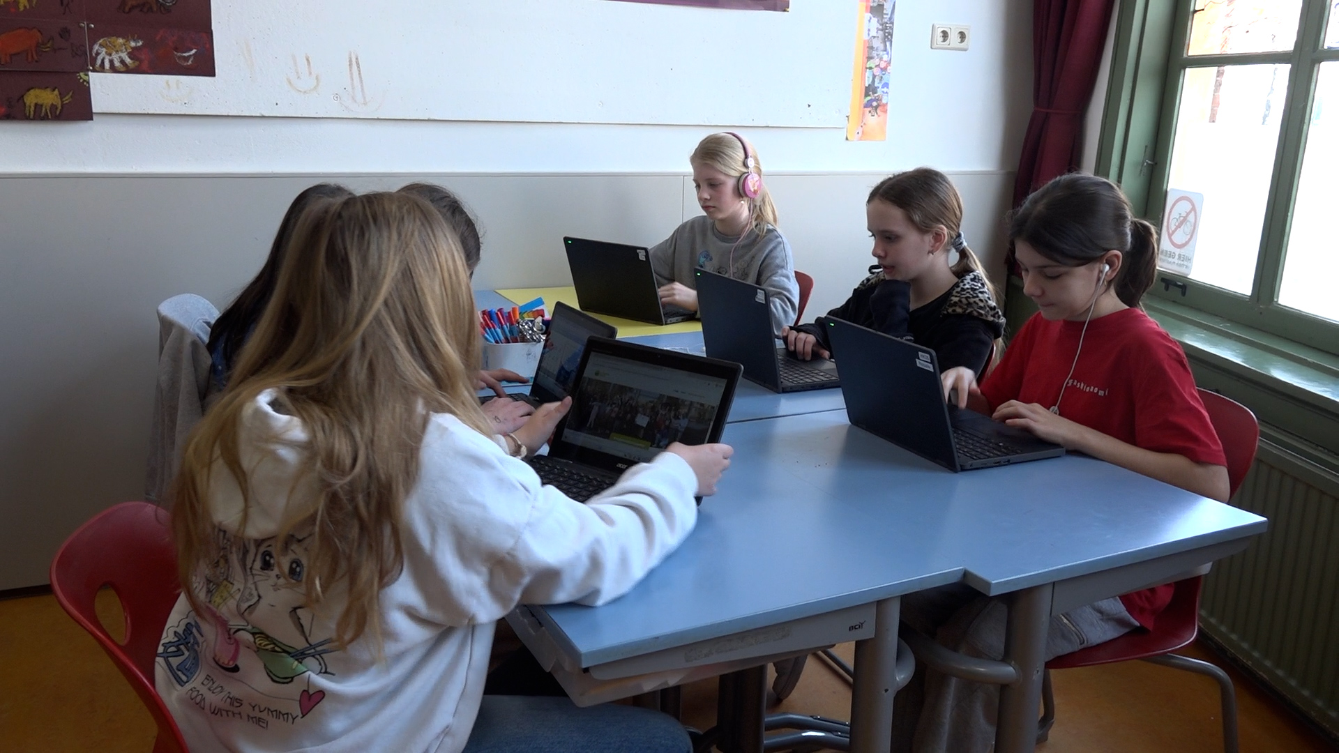 Op laptops worden posters gemaakt