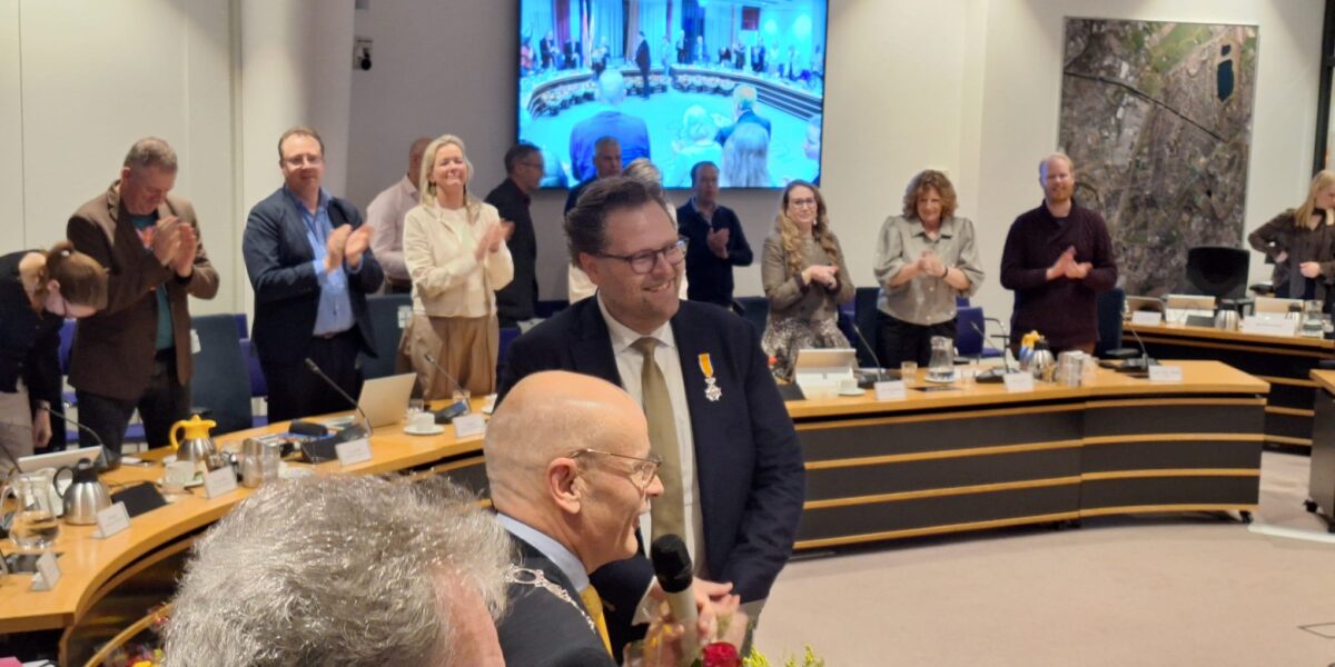 Eibertjan van Blitterswijk (CDA Oegstgeest) krijgt na vijftien jaar raadslid een lintje. 'Eervol'