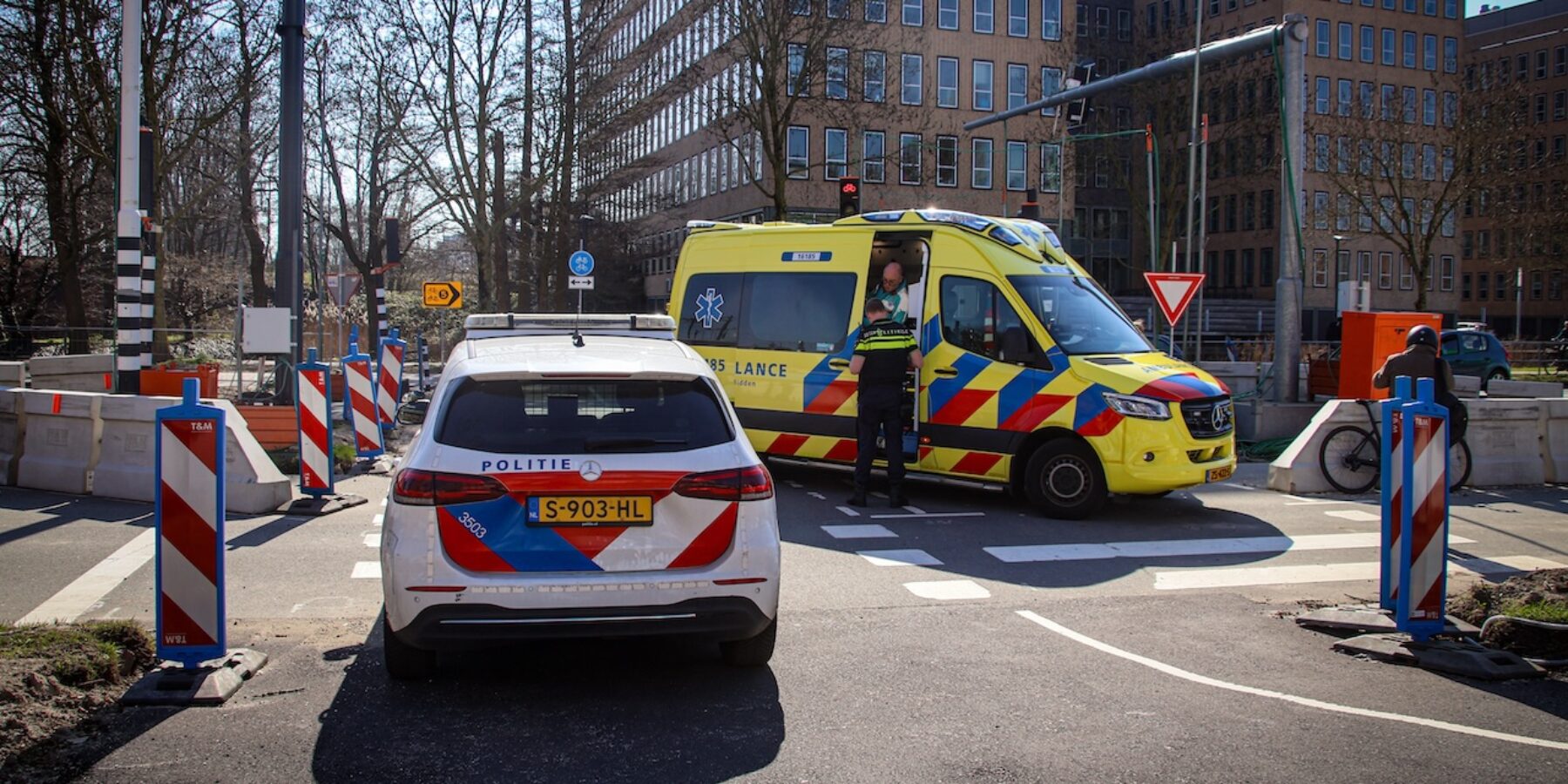 Plesmanlaan in Leiden afgesloten na ongeval.