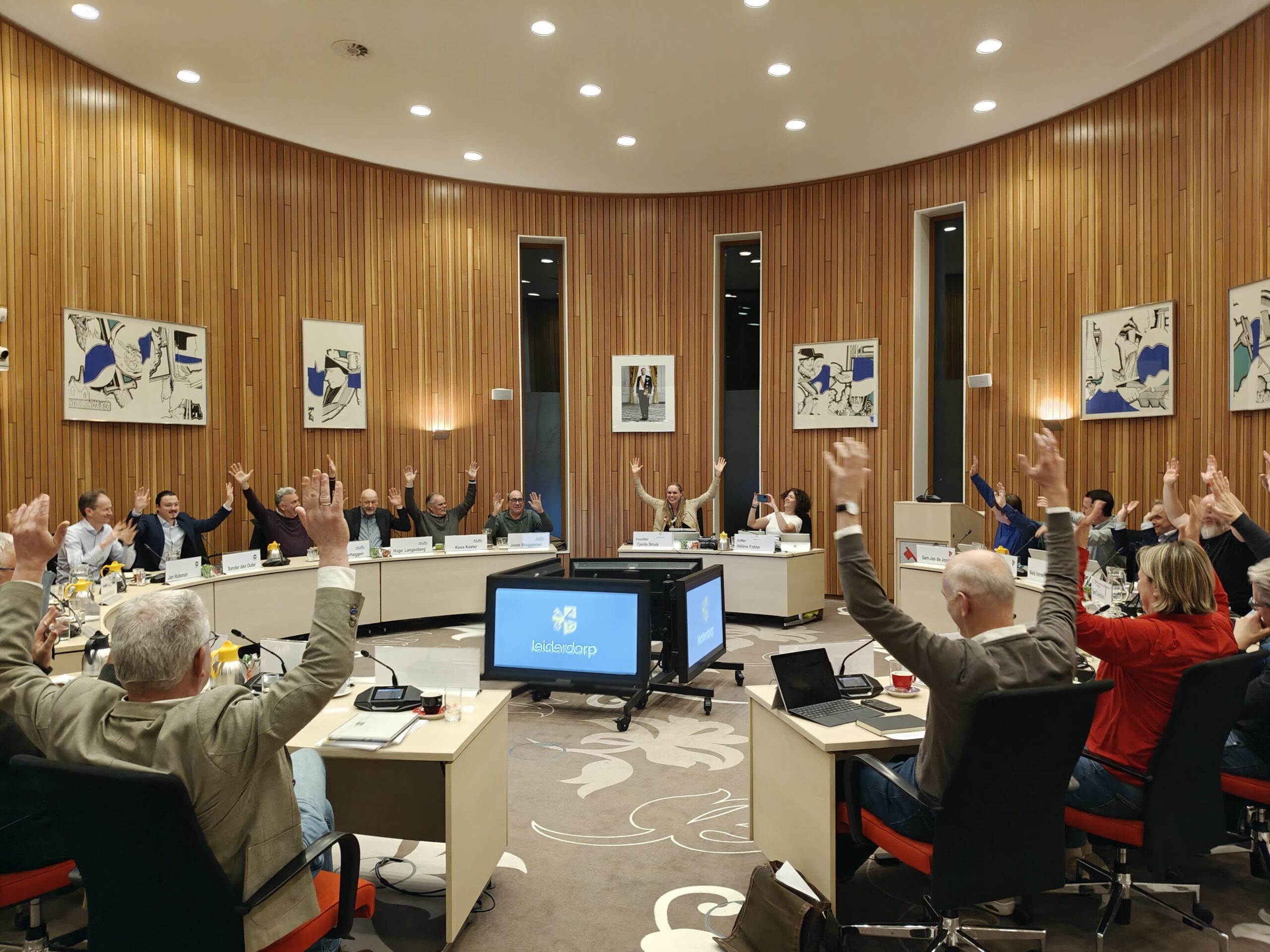 Juichende gemeenteraad in Leiderdorp.