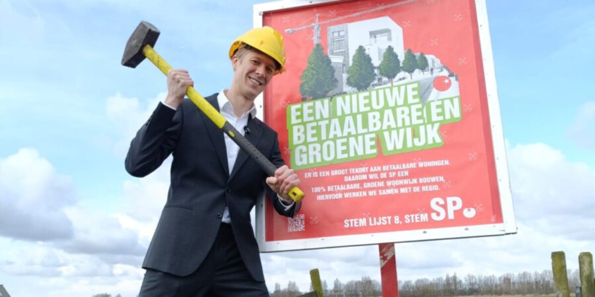 SP Leiden wil uitbreiden 'bij de buren': eerste huis symbolisch geplaatst