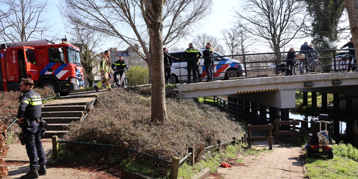 Man rijdt met scootmobiel water in langs Valkeweg in Voorschoten