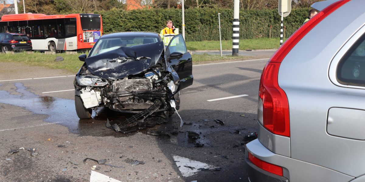 Flinke schade bij botsing op Landscheidingsweg N14 in Wassenaar