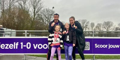 Dennis Hoencamp met zijn gezin na een hardloopwedstrijd