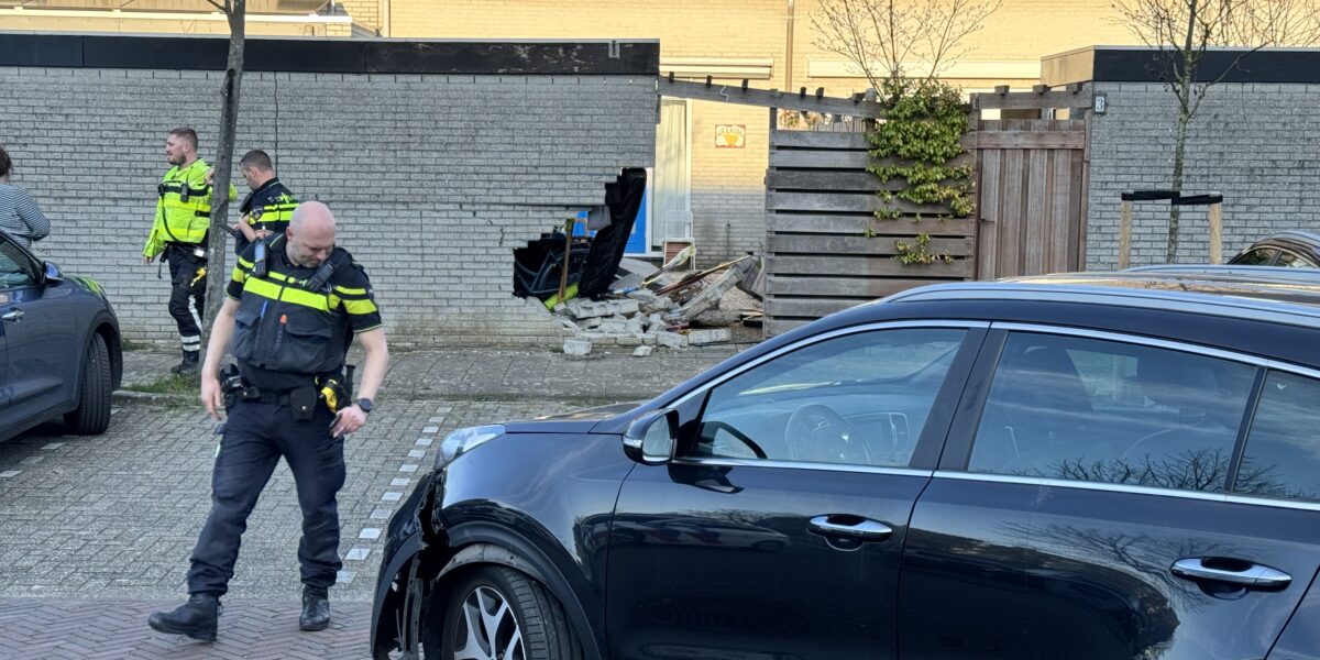 Auto rijdt schuur in op Zomerkade in Leiderdorp