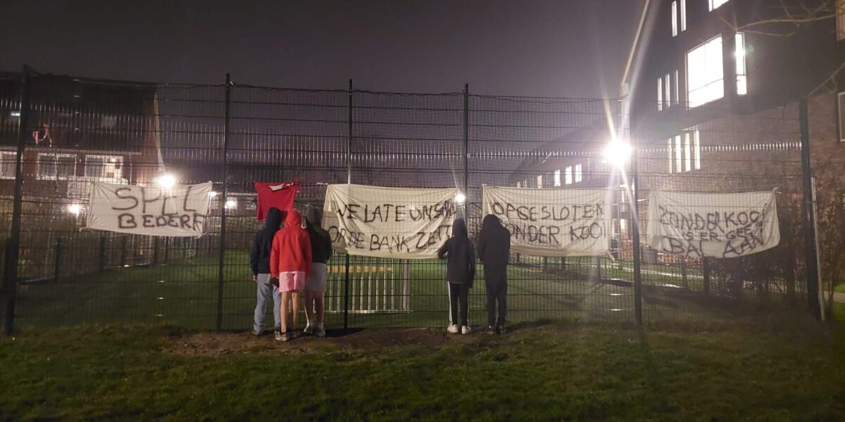 Zoeterwoudse jeugd protesteert tegen gesloten voetbalkooi