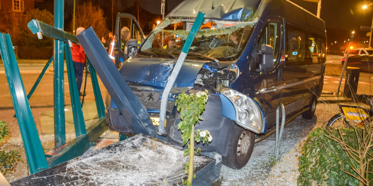 Taxibus zwaar beschadigd na crash met bushokje
