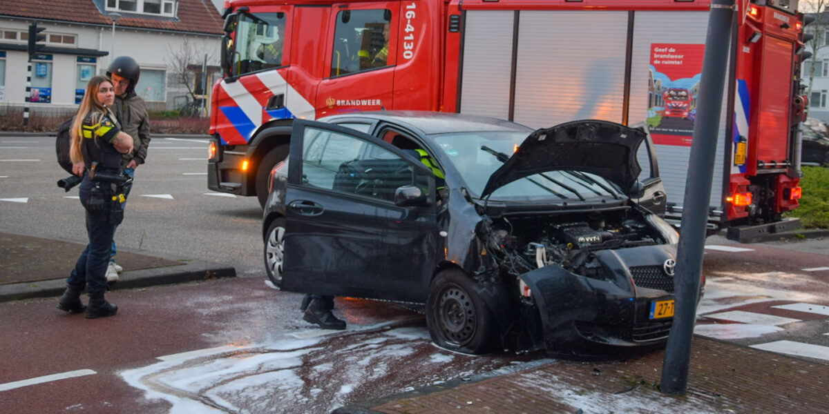 Beschonken bestuurder (60) crasht en neemt daarna de benen
