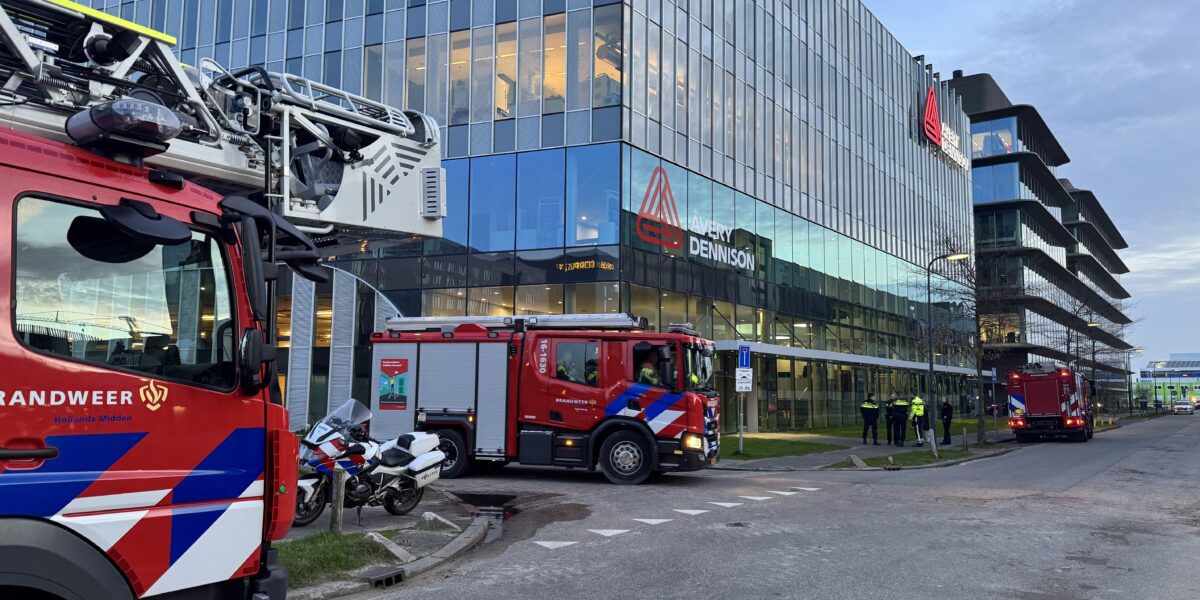 Brandweer rukt uit voor bedrijfspand Willem Einthovenstraat in Oegstgeest