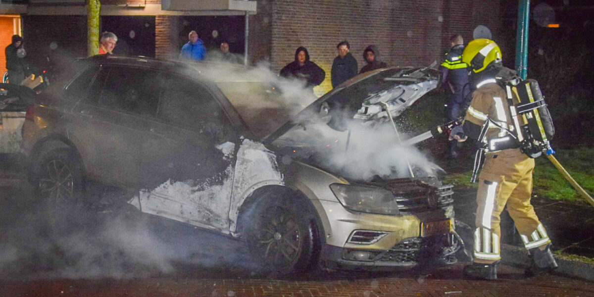 Brandweer rukt uit voor autobrand Dahlialaan Oegstgeest