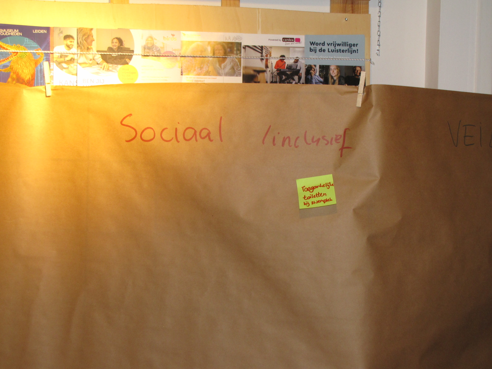 En die op te plakken. (Foto: Paul Aalbers)