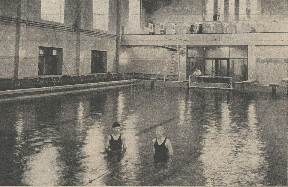 Binnenzwembad in de voormalige Mon-Pèrekerk aan de Haarlemmerstraat, 1937. (Collectie Archief Leiden)