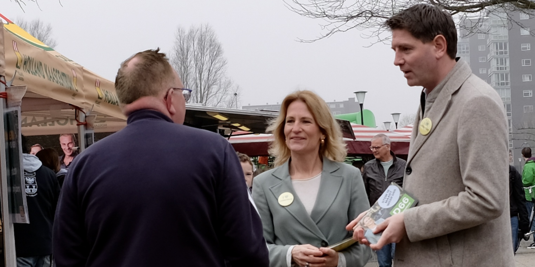 D66 fractievoorzitter Jan Paterotte en Mieke van Ulden op de markt in Leiderdorp.