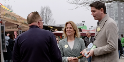 D66 fractievoorzitter Jan Paterotte en Mieke van Ulden op de markt in Leiderdorp.