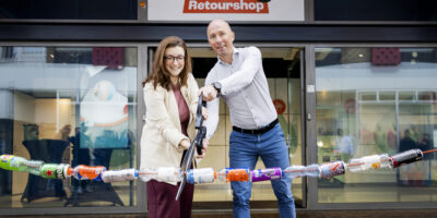 In één keer een zak vol blikjes inleveren: nieuwe Retourshop geopend in Leiden