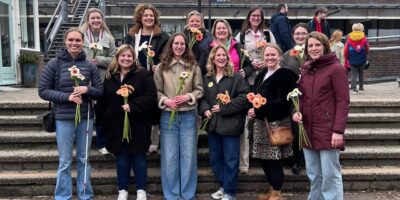De vrouwen uit de Leiderdorpse politiek en burgemeester Tjarda Struik.