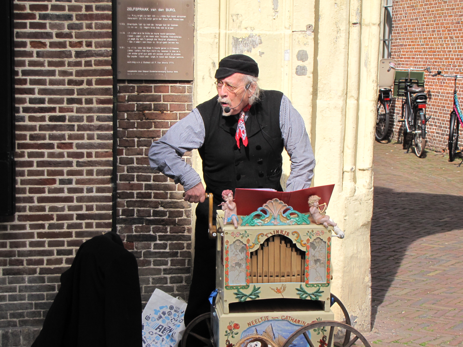 Cor van der Plas speelt en zingt in de buurt van de Burcht van Leiden. (Foto: Paul Aalbers)