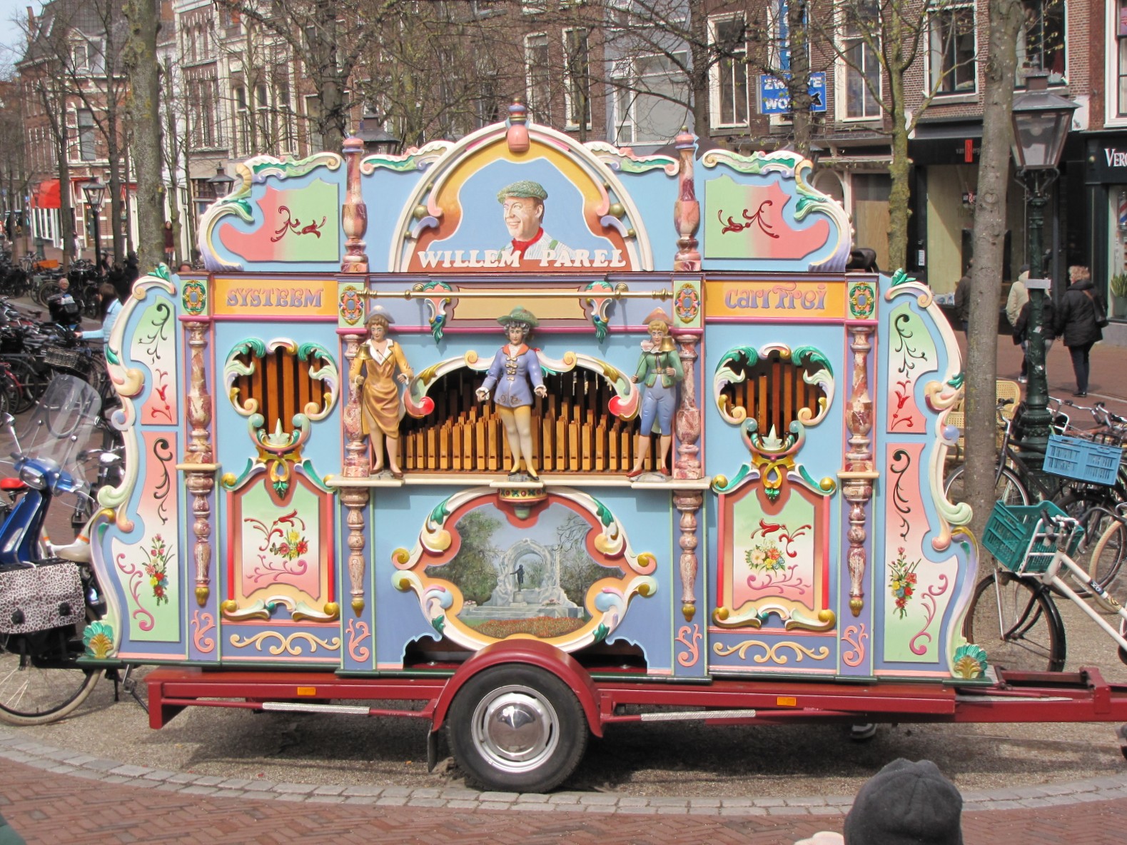 Willem Parel bij de Hartebrugkerk. (Foto: Paul Aalbers)