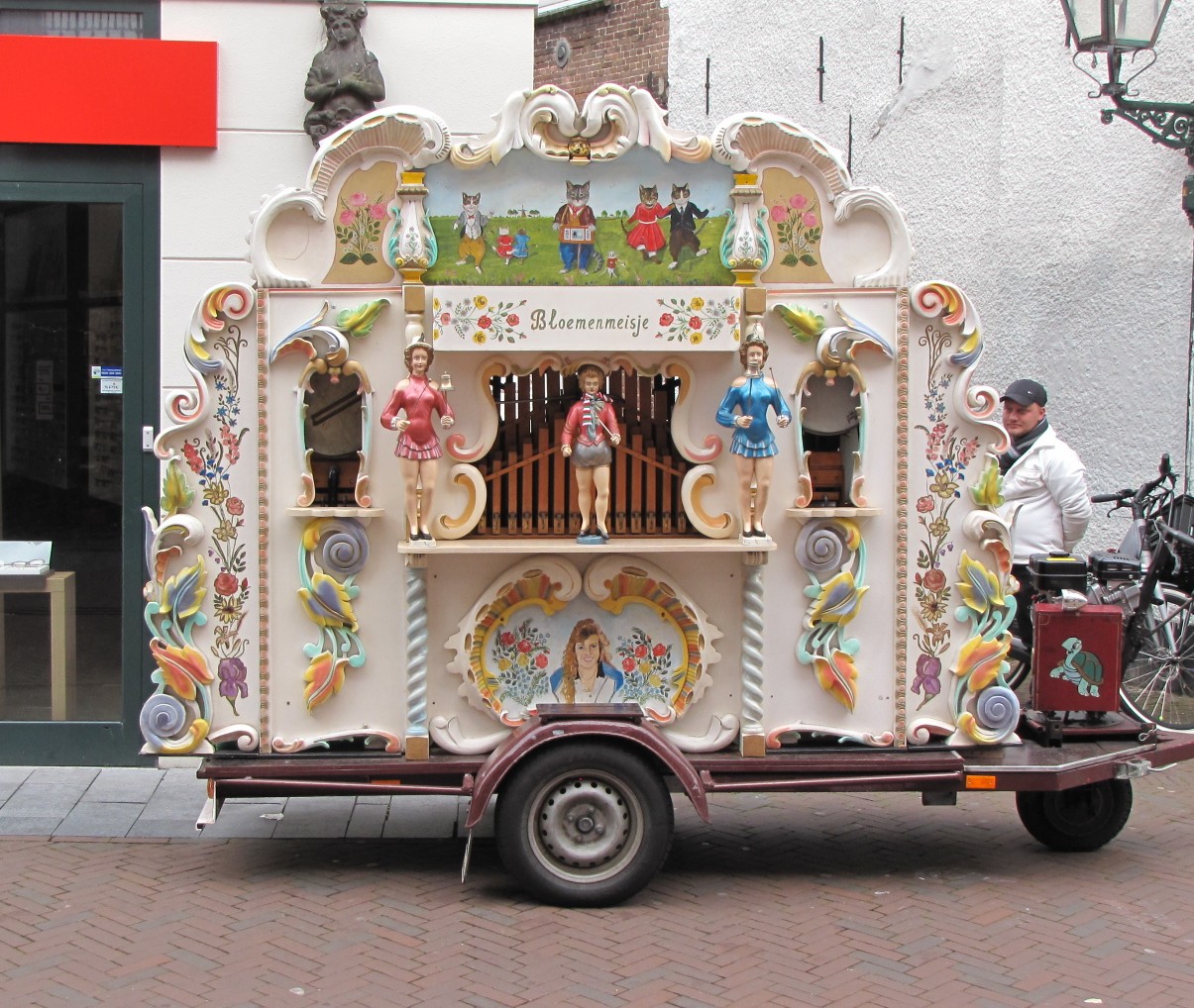 Bloemenmeisje aan de Haarlemmerstraat, met ernaast Jordy Pastoor. (Foto: Paul Aalbers)