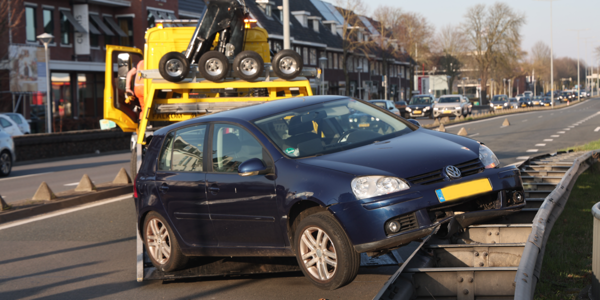 Automobilist verliest macht over stuur en belandt op vangrail N44