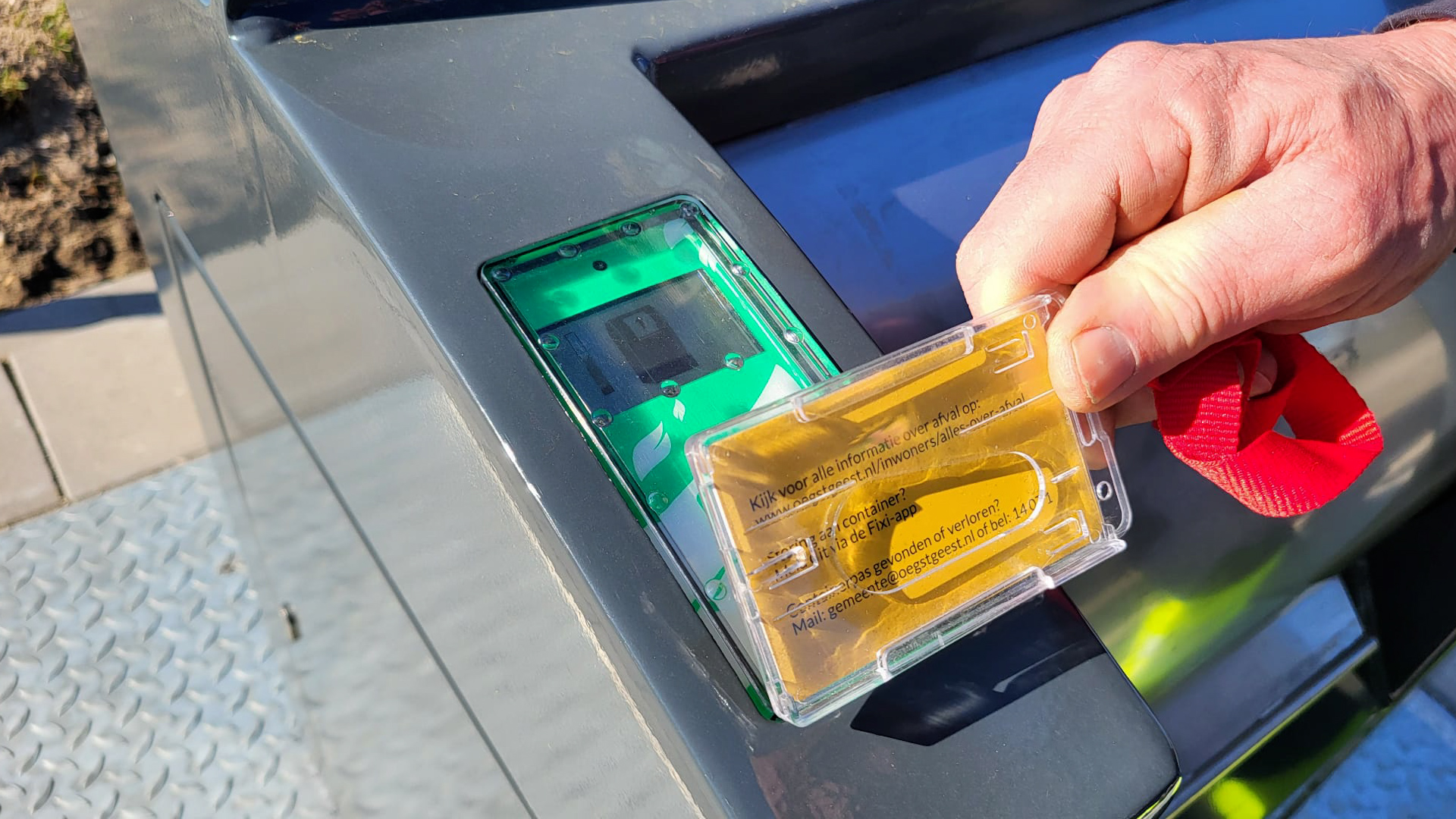 Ondergrondse containers werken via een afvalpas