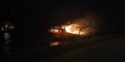 Plezierjacht gaat in vlammen op in Leidschendam op De Vliet.