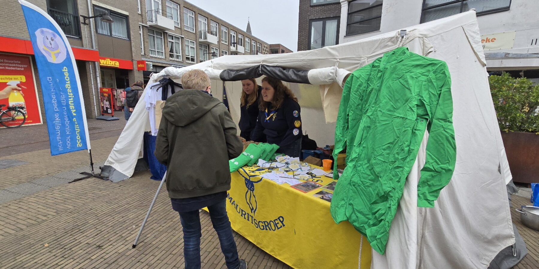 Marktkraam scouting op het Treubplein in Voorschoten.