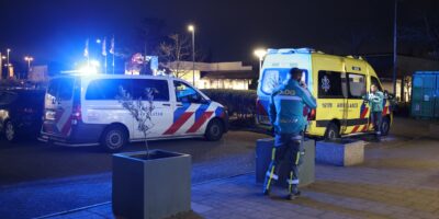 Hulpdiensten bij het AZC aan de Haagse Schouwweg in Leiden.