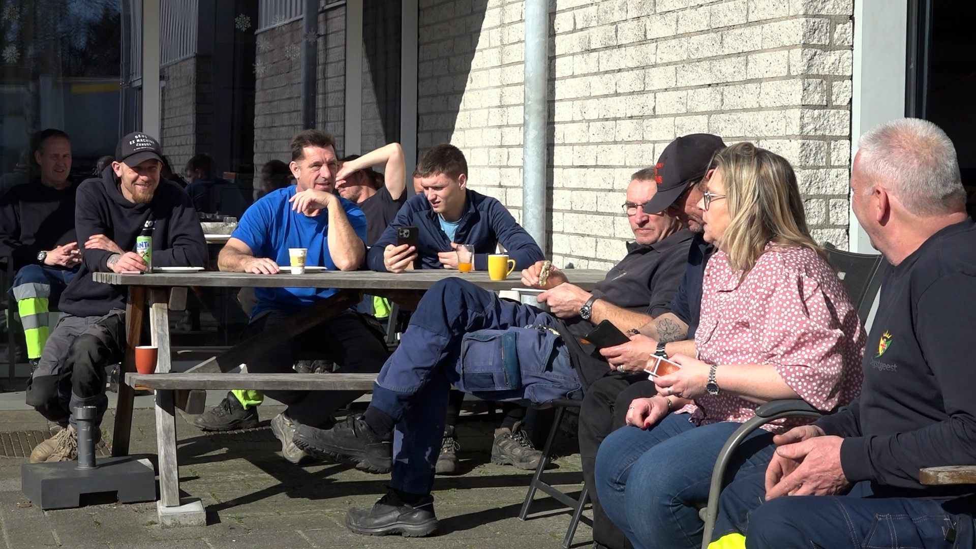 De medewerkers werden letterlijk in het zonnetje gezet