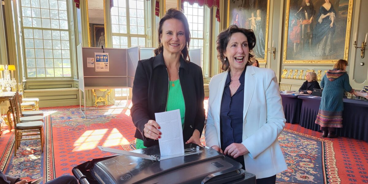 Burgemeester Stemerdink brengt stem uit op Kasteel Duivenvoorde