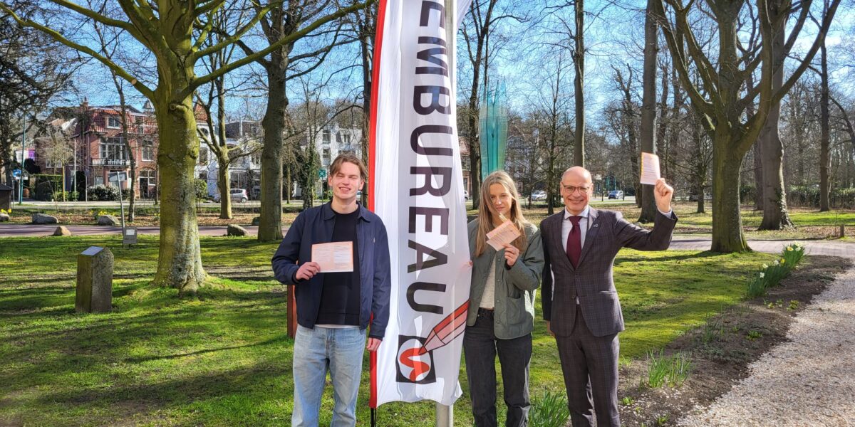 Burgemeester Oegstgeest stemt met jongeren die voor het eerst mogen stemmen