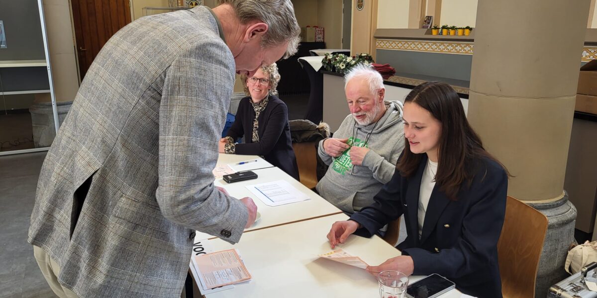 23-jarige Iris Haan is voorzitter op stemlokaal in Goede Herderkerk