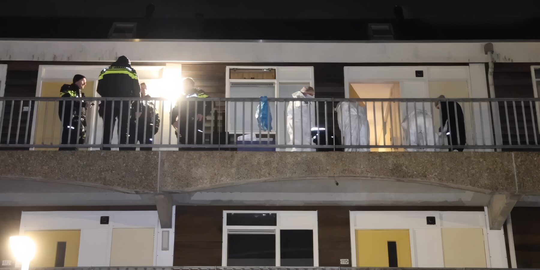 De flat waar de Leiderdorpse Elvira vermoord werd. De moordenaar filmde zijn daad en stuurde het naar haar dochter.